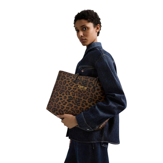 Shopper Replay Reversibile; Effetto Suede e Animalier. Include pochette interna con zip, doppi manici e lettering Replay. Dimensioni 35x27x12 cm. Borsa shopper versatile per shopping e tempo libero. Indossata da modella 