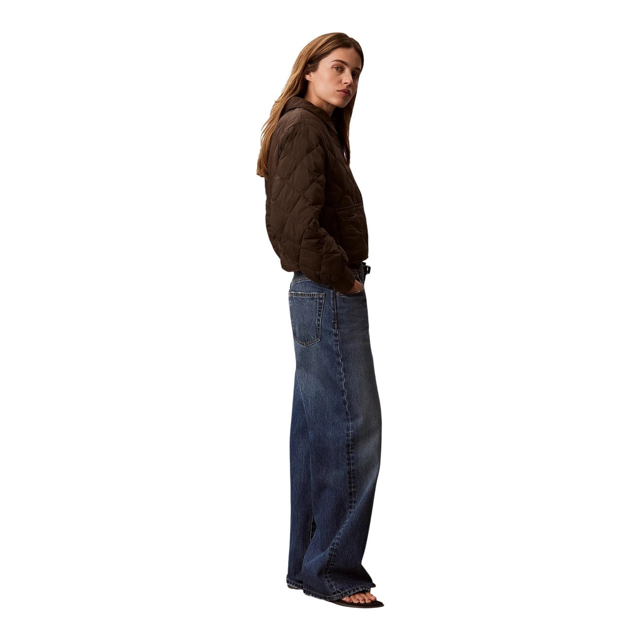 Giacca corta marrone donna Calvin Klein Jeans Dark Coffee trapuntata a rombi. Giacchetto boxy fit impermeabile e antivento con colletto classico, bottoni a pressione, tasche laterali e patch logo Monogram Calvin Klein, abbigliamento donna autunno inverno.