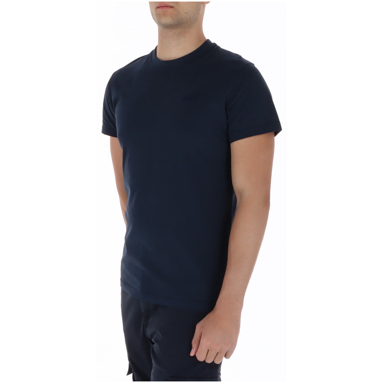 T-shirt Superdry Essential; Slim Fit. Girocollo a costine, logo ricamato, taglio aderente. Maglia uomo in cotone, versatile e traspirante per la PE26. Colore blu 