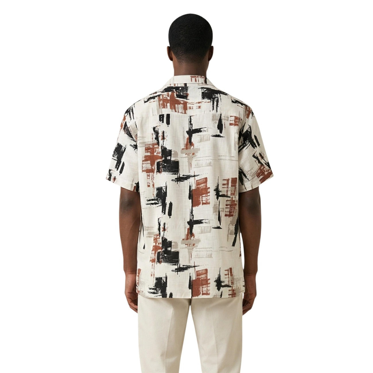 Camicia Morato Honolulu; 80% viscosa, 20% lino. Relaxed Straight Fit, stampa astratta, colletto cubano. Placchetta metallica logata, maniche corte, alta traspirabilità. Look estivo sofisticato e fluido.