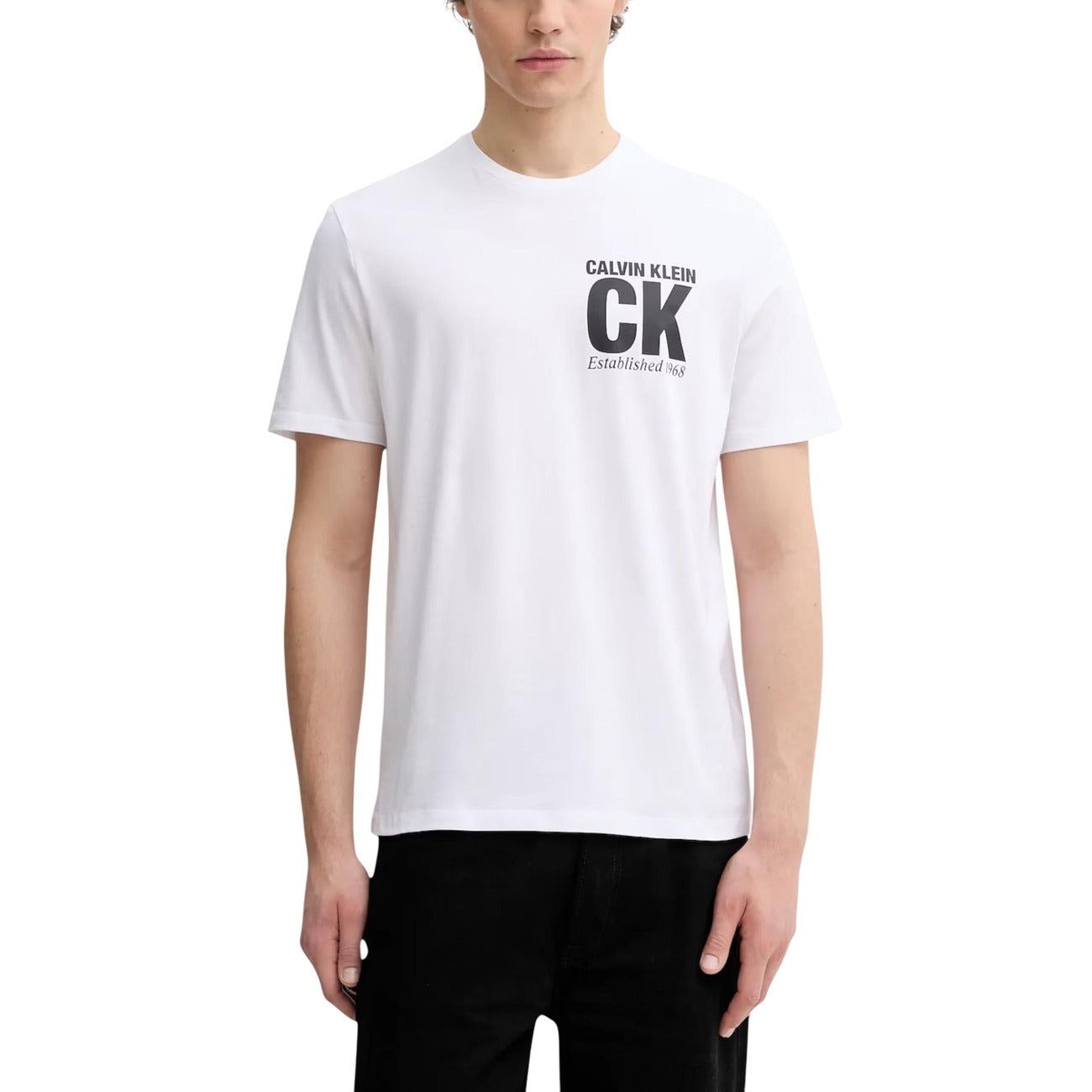 T-shirt Calvin Klein LV04RE819G; 100% cotone, logo "Established 1968", regular fit. Capo essenziale e versatile. Colore bianco