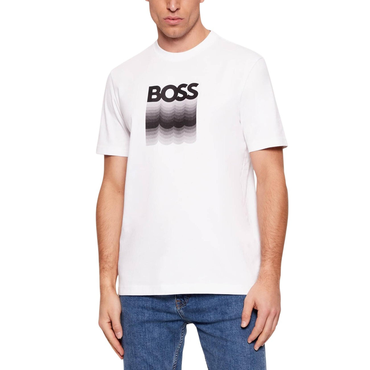 T-shirt Boss uomo bianca con stampa manica corta scollo tondo 100% cotone - vista frontale indossata da modello
