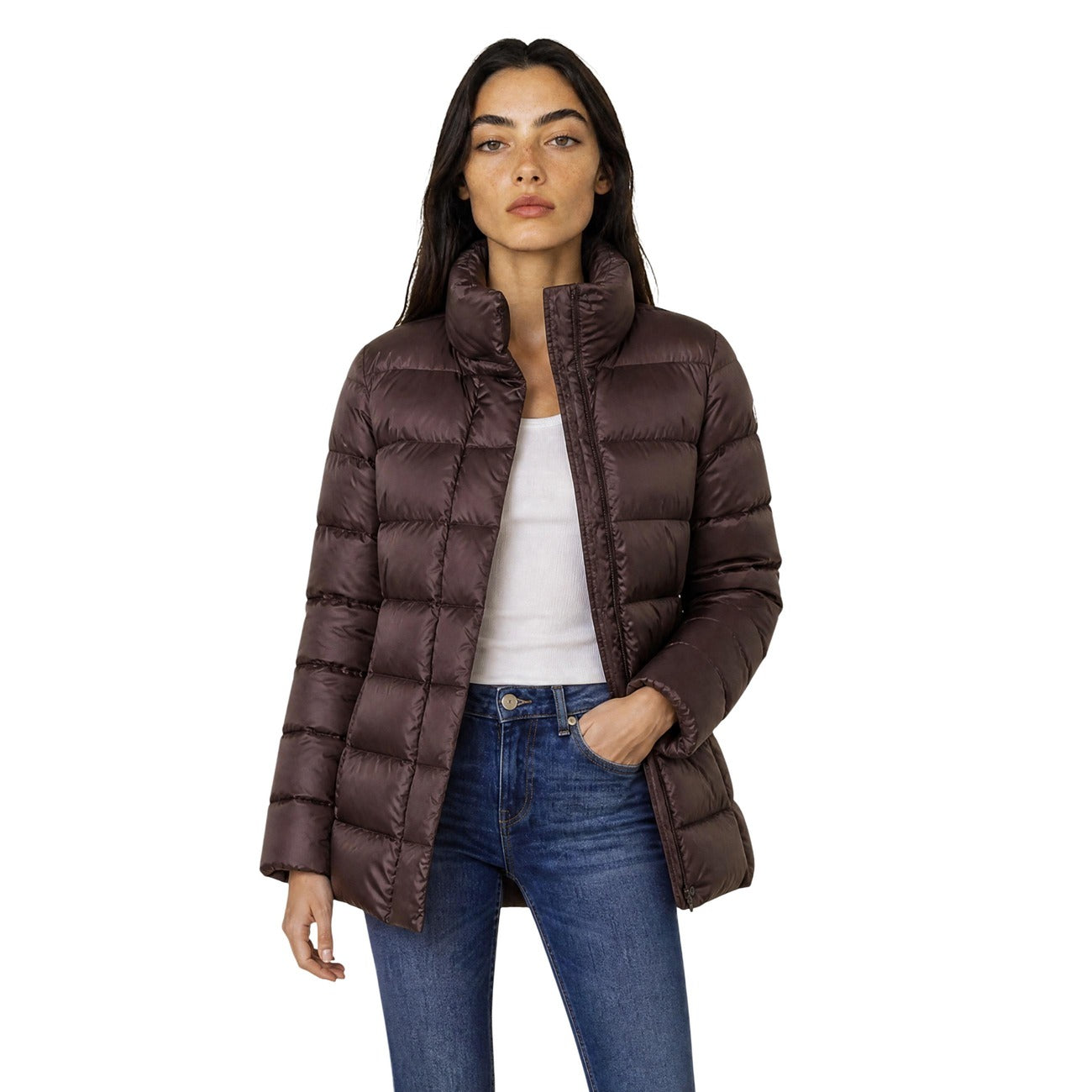 Piumino Colmar donna marrone scuro sciancrato. Giaccone invernale svasato idrorepellente con collo alto, imbottitura in piuma d'oca naturale certificata RDS, tessuto riciclato e patch logo Colmar Originals.