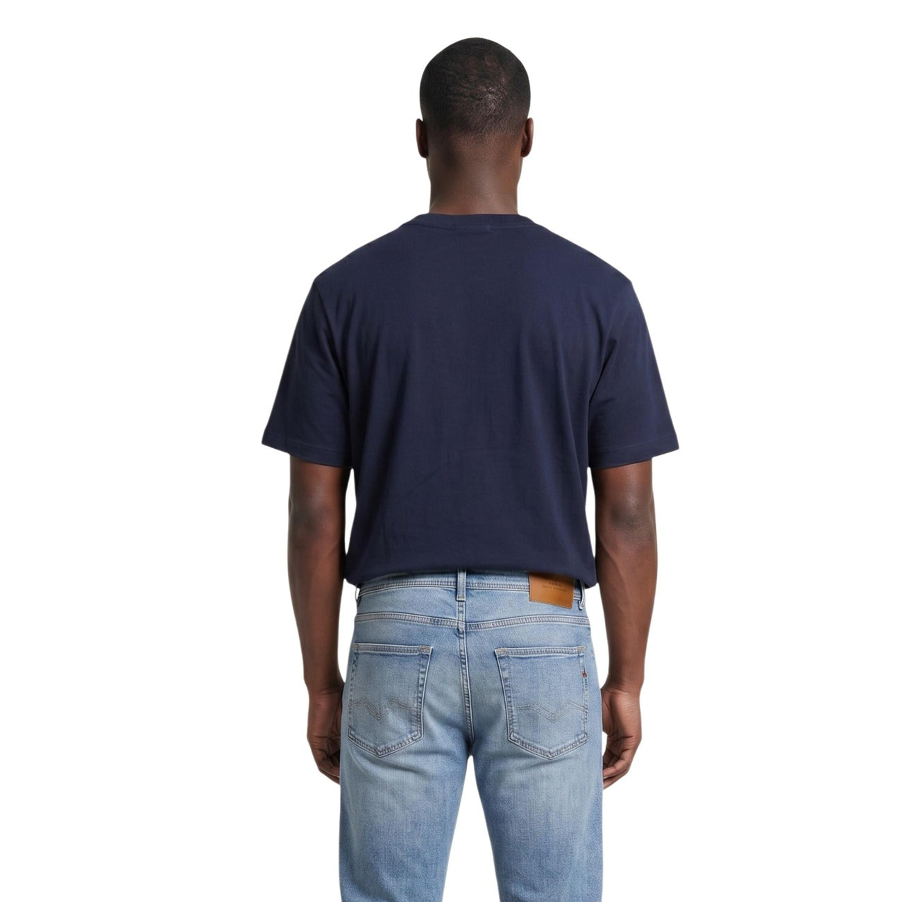T-shirt Blu navy Calvin Klein; Logo Goffrato in rilievo. 100% Jersey di Cotone. Vestibilità regolare, girocollo a costine, morbidezza premium. Stile minimalista e ricercato. posteriore
