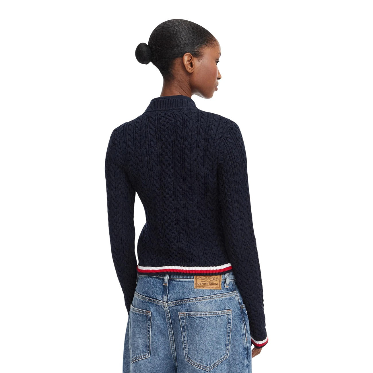 Maglione Polo Donna Blu Tommy Hilfiger Jeans; Maglia pesante cropped a trecce in cotone rigenerato. Colletto stile polo, maniche lunghe, dettagli tricolore sui bordi a coste e logo ricamato. Stile casual raffinato. Vista posteriore 