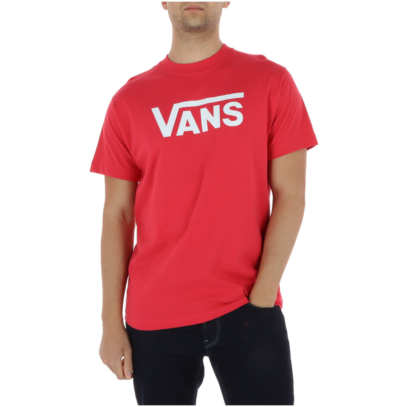 Vans Classic Logo Tee; rossa con stampa bianca, 100% cotone, lavaggio 30°C. La t-shirt simbolo dello streetwear mondiale. Vista frontale 