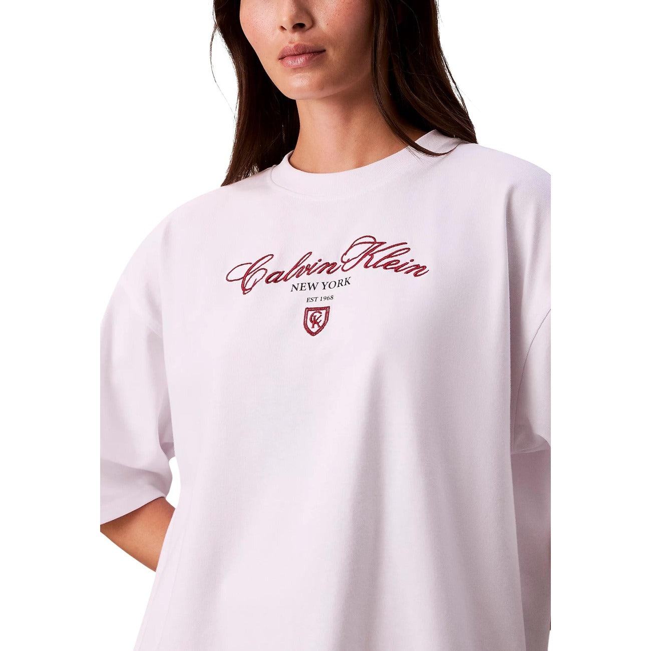 T-shirt Calvin Klein Jeans donna bianca con logo - vista frontale dettaglio indossata da modello