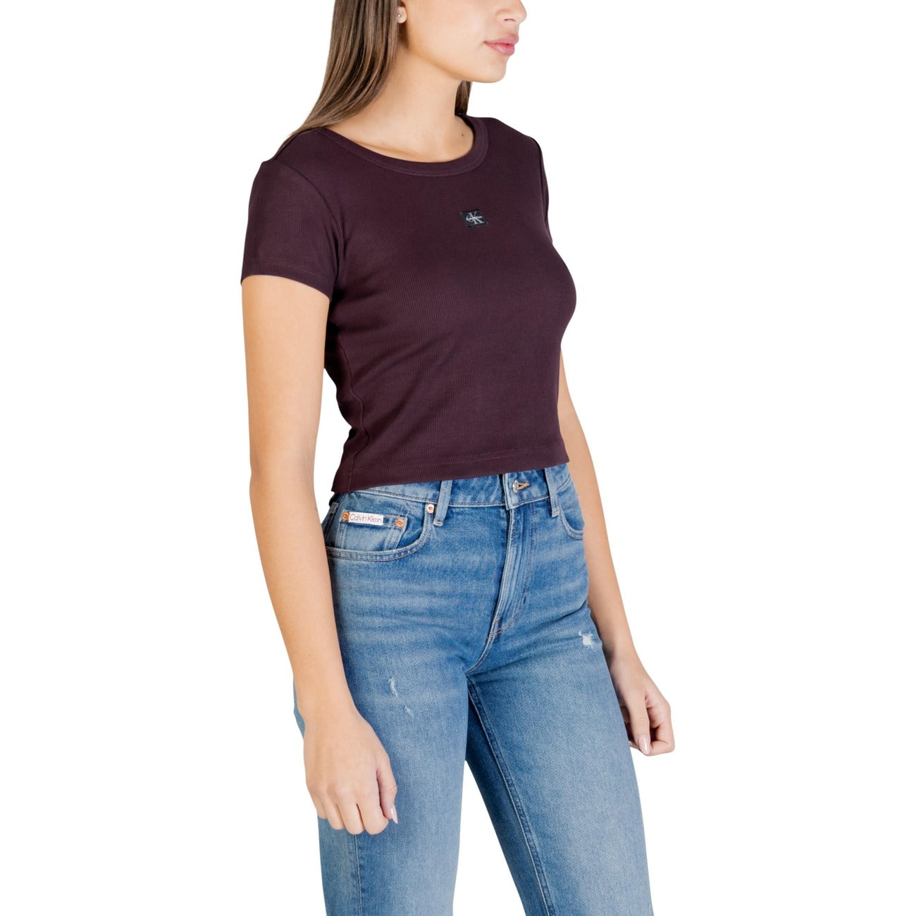 T-shirt Calvin Klein Jeans LABEL BABY TEE donna marrone maniche corte scollo tondo 95% cotone 5% elastan - vista laterale indossata da modello