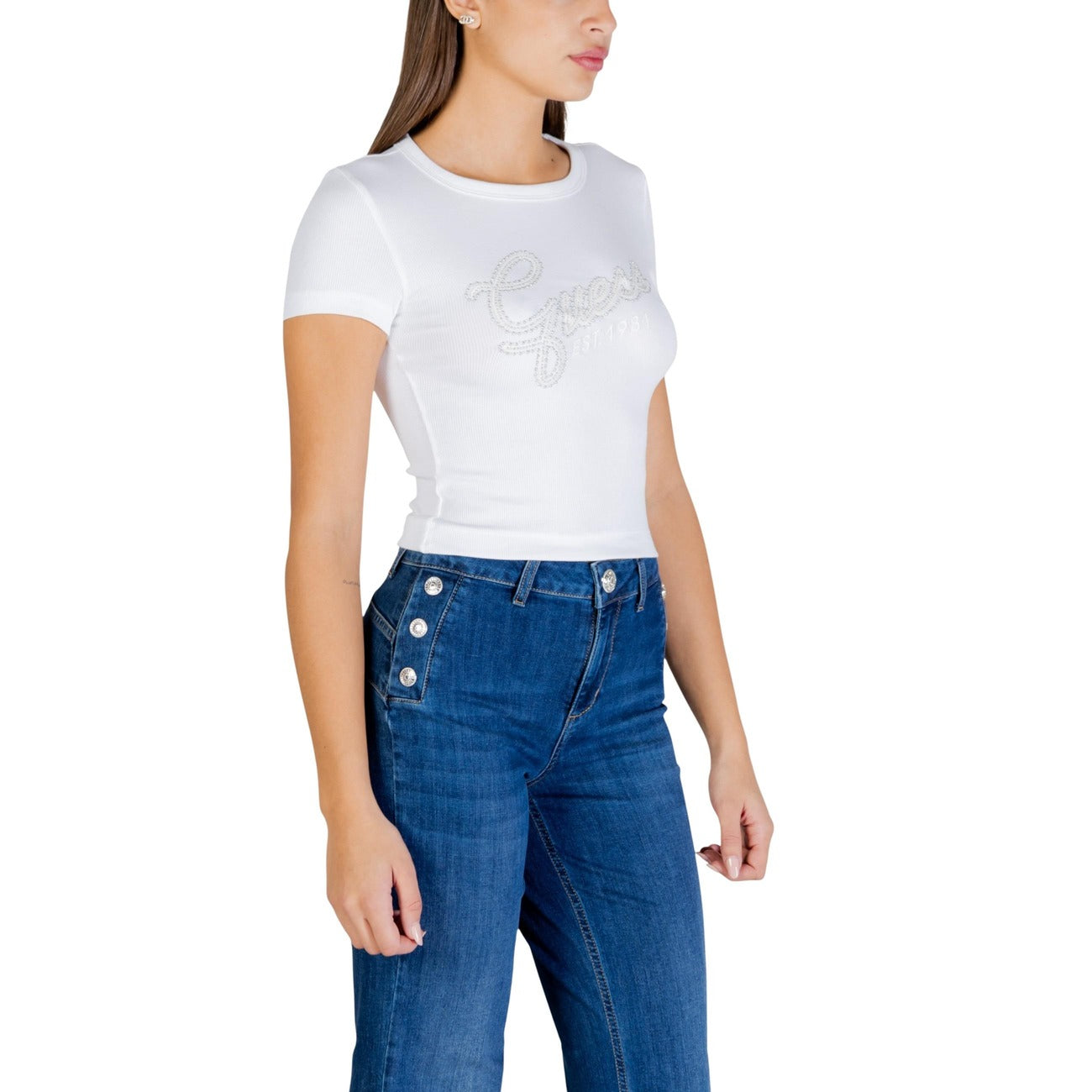 Guess Studs Script Tee; t-shirt bianca cropped in cotone stretch con logo gioiello in strass. Stile iconico e silhouette definita. Vista frontale Laterale 