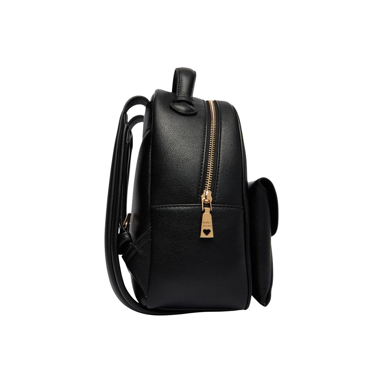 Zainetto Love Moschino donna nero modello JC4137PP1. Zaino piccolo da città effetto pelle nera con tasca davanti a pattina, dettagli in metallo oro e iconico cuore dorato, stile glamour, elegante e casual chic.