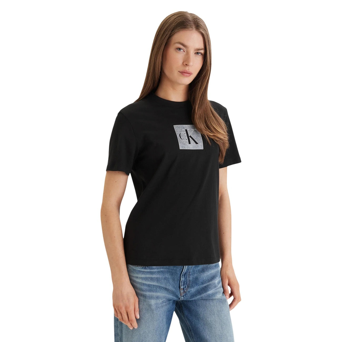 T-shirt Calvin Klein Jeans Donna Nera; 100% Cotone. Logo CK frontale, maniche corte, vestibilità regular. Capo essenziale e versatile per tutte le stagioni, stile casual-chic. Vista frontale 