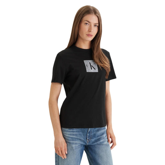 T-shirt Calvin Klein Jeans Donna Nera; 100% Cotone. Logo CK frontale, maniche corte, vestibilità regular. Capo essenziale e versatile per tutte le stagioni, stile casual-chic. Vista frontale 