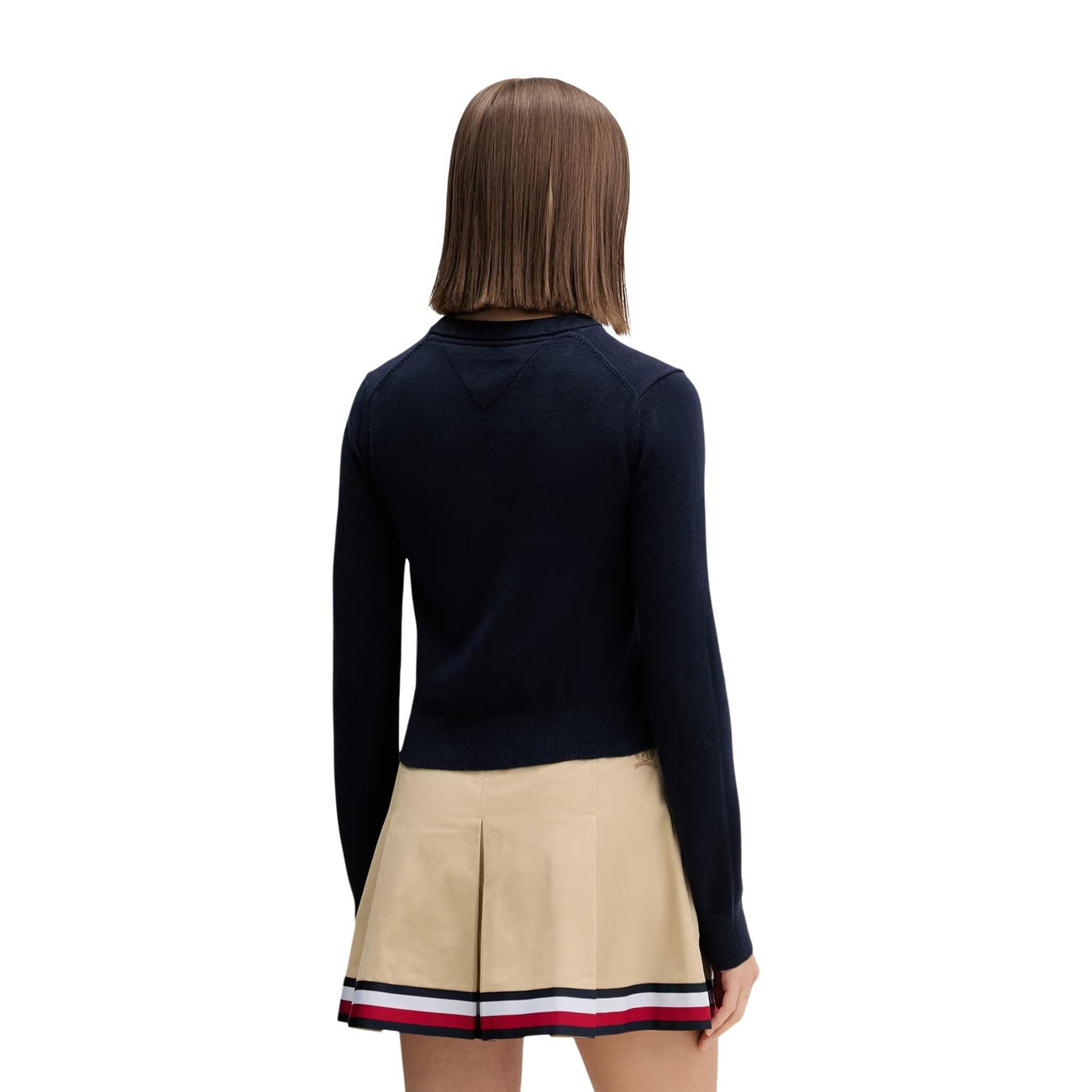 Maglia Tommy Jeans donna blu DW0DW22930. Pullover girocollo in 100% cotone biologico con logo flag oversize intarsiato sul petto, vestibilità regular e spalle calate, abbigliamento donna autunno inverno.