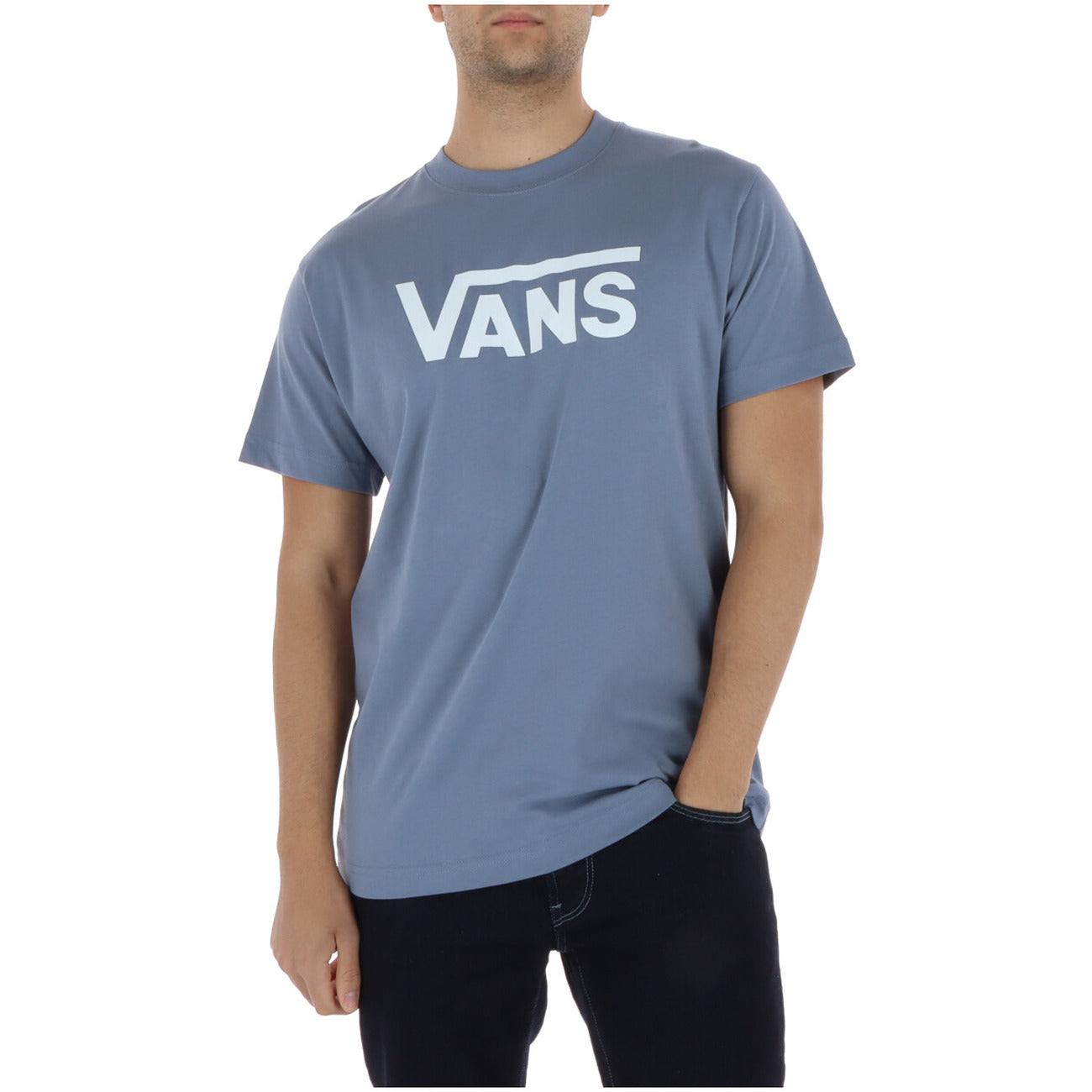 Vans T-shirt RA1FOI1 Azzurra; 100% cotone, stampa frontale, maniche corte. Il classico street-style fresco e resistente. Vista frontale 