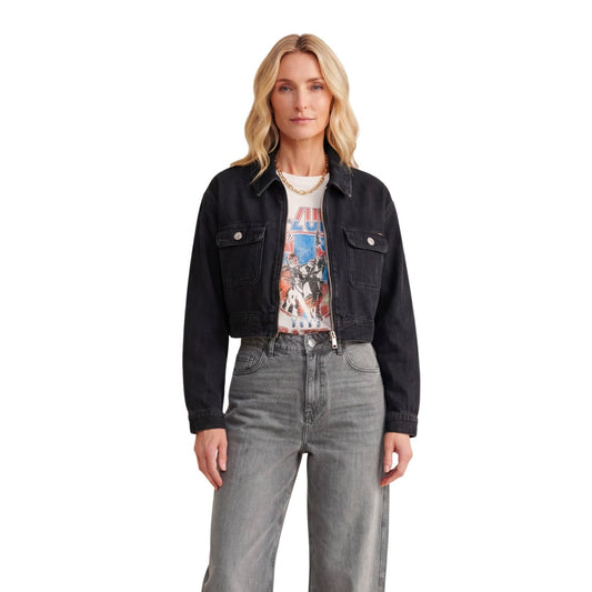 giacca da donna Tommy Hilfiger Jeans è Realizzata con una combinazione sostenibile di 55% cotone rigenerato, 5% cotone riciclato e 40% lyocel. Il taglio è cropped e il design ha il colletto classico e chiusura frontale con zip. Le tasche frontali hanno patta e bottoni