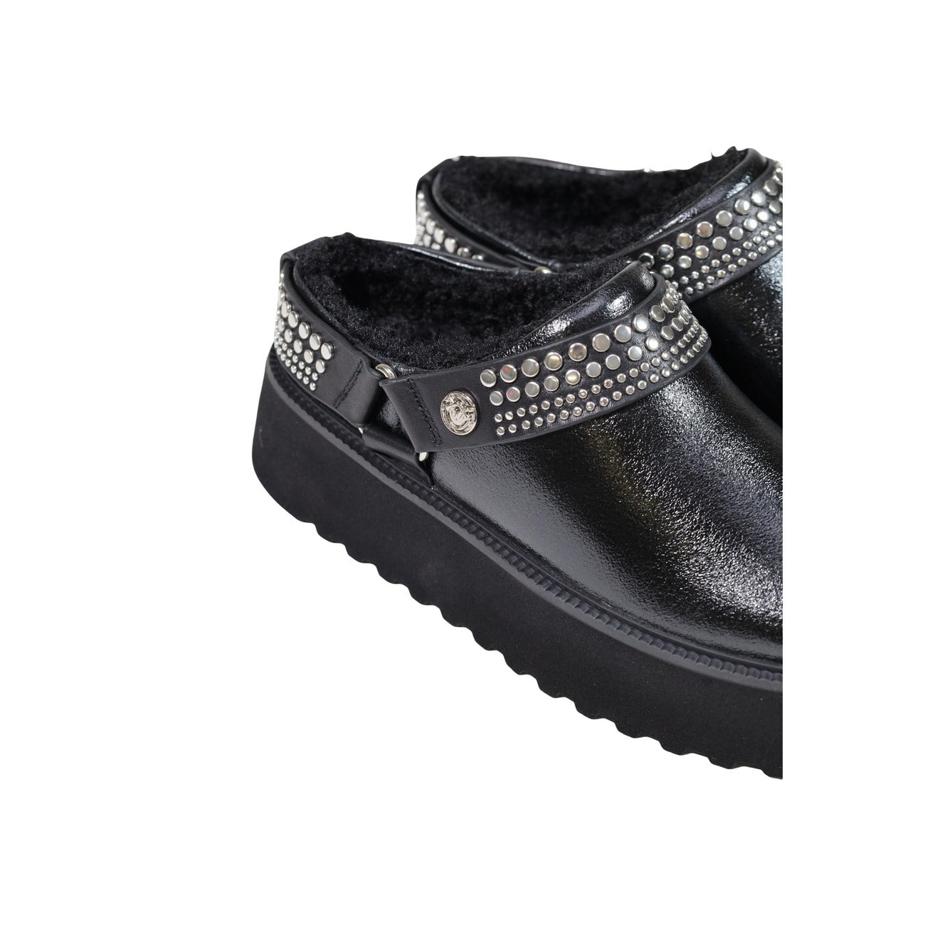 Stivaletti Pinko MARTINA 05 neri con borchie donna SD0573P001. Ankle boots in pelle nera con fascia con borchie argentate, suola zeppa alta 5 cm con fondo dentellato e leggera zeppa in EVA, scarpe invernali rock-chic da donna.