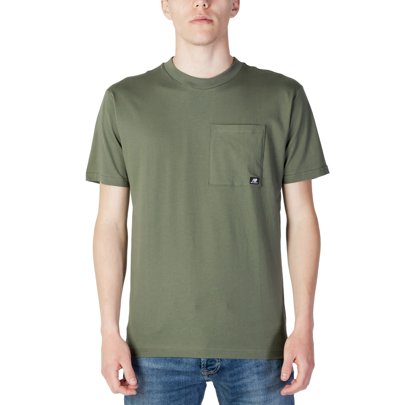 New Balance Pocket Tee MT31542; colore verde, 100% cotone, lavaggio 30°C. La t-shirt con taschino versatile per un look outdoor urbano. Vista frontale 