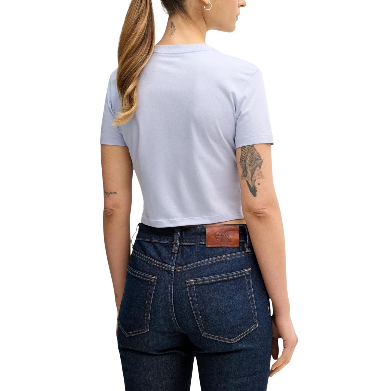 T-shirt corta logata Calvin Klein; 100% cotone, relaxed fit, taglio crop, maniche corte. Stile iconico e confortevole. Colore lilla vista posteriore 