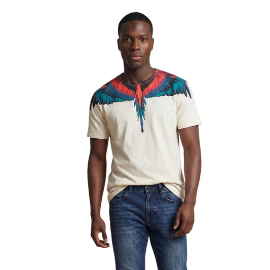 T-shirt County of Milan Wings; 100% Cotone. Grafica ali rosso/blu su spalle e collo, vestibilità regular. Maglia uomo iconica, fresca e di tendenza per la PE26. vista frontale 