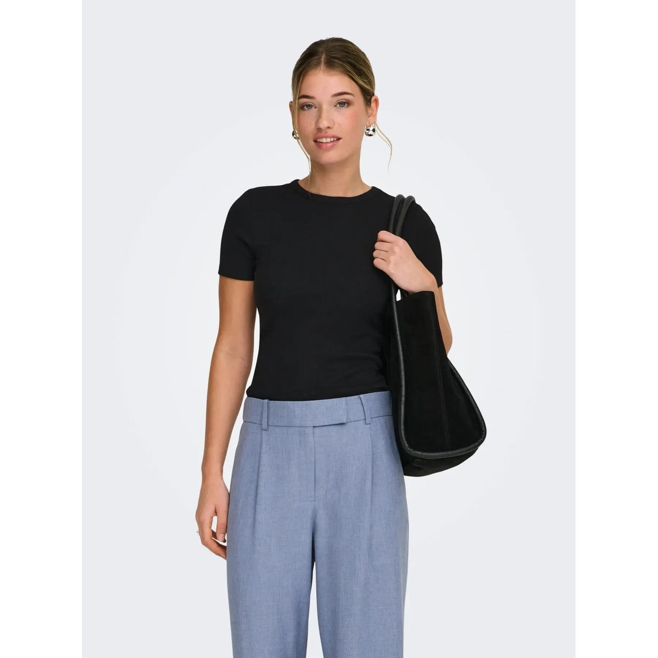 T-shirt Donna Only; Maglietta a maniche corte aderente tight fit in misto viscosa e poliestere stretch. Scollo paricollo tondo, stile casual-luxury essenziale per la primavera e l'estate. Nero 