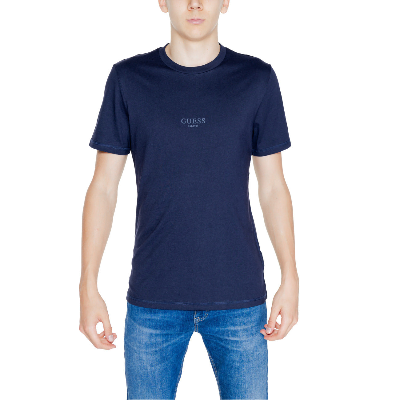 Scopri lo stile con la T-shirt blu scuro in cotone. Un girocollo accentua la silhouette slim fit, mentre il tessuto in jersey assicura un comfort imbattibile. Un piccolo logo frontale dona un tocco di classe. Perfetta per un look casual nei weekend.  Vista frontale 