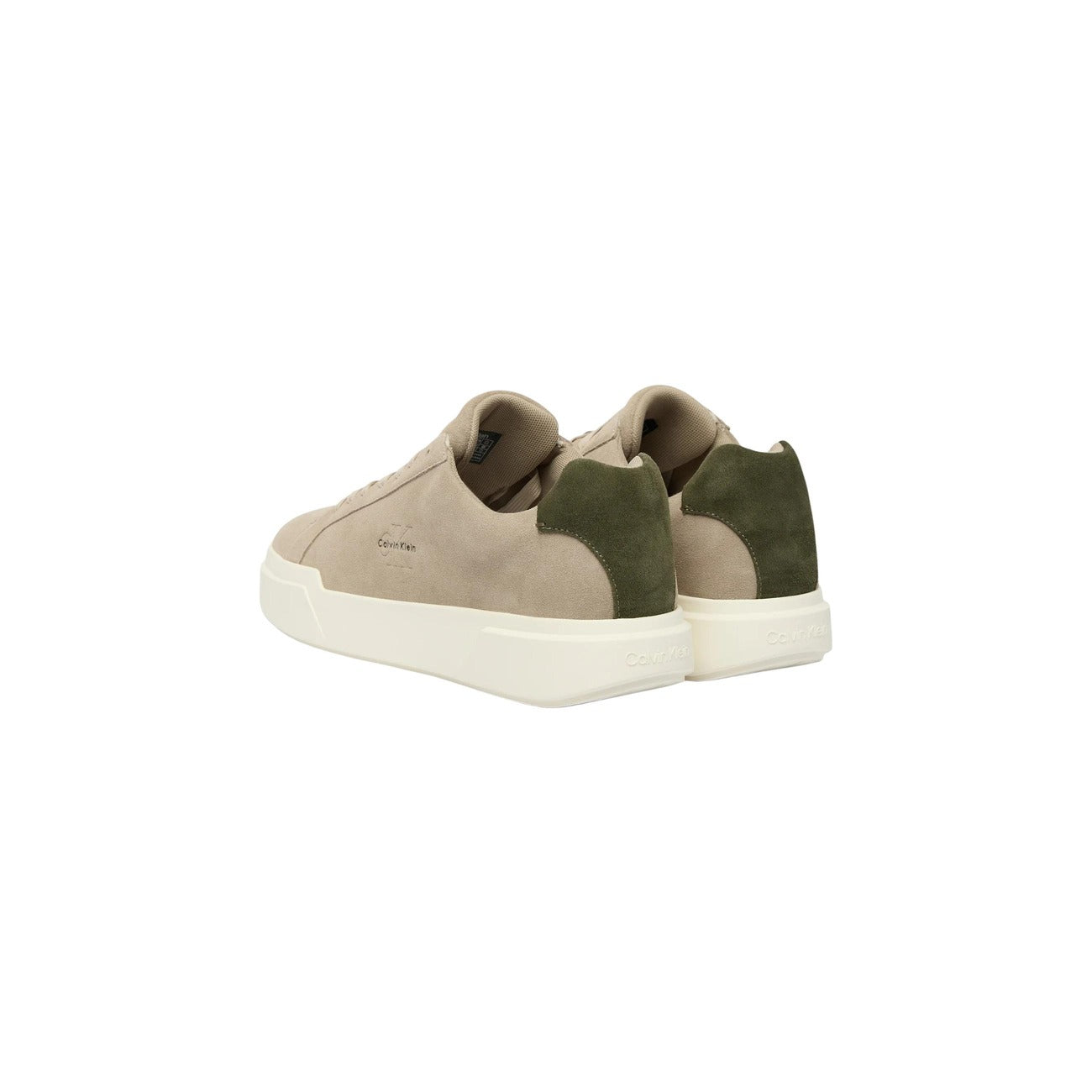Sneakers Calvin Klein NYC; 100% Camoscio. Suola in TPR leggera con grip avanzato, soletta sagomata in schiuma, interno traspirante. Logo goffrato, stile iconico ispirato a New York, collezione Primavera/Estate. Vista posteriore 