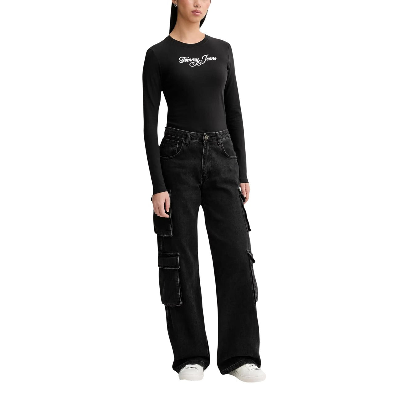 Maglia manica lunga Tommy Jeans; 100% cotone jersey, slim fit, maniche extra lunghe. Dettaglio ricamo, colore nero, lunghezza normale. Colore nero vista frontale 