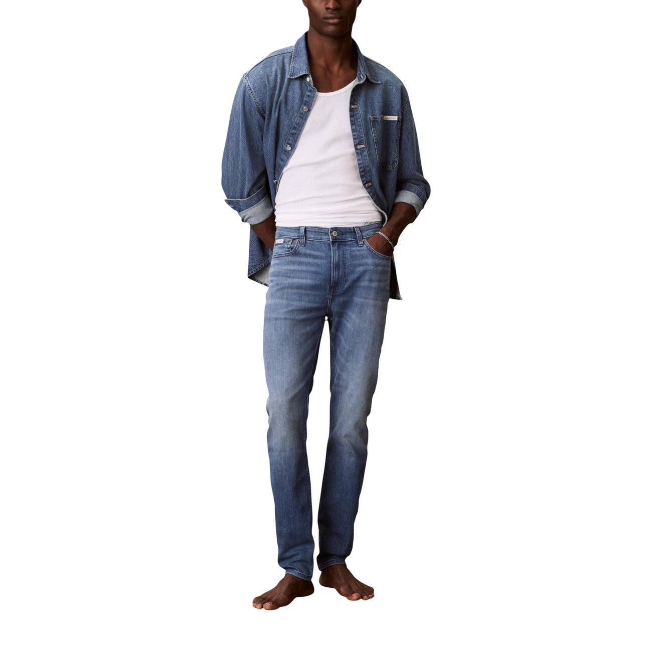 Jeans Tapered Calvin Klein; Blu. 70% Cotone, 29% Poliestere Riciclato, 1% Elastan. Vestibilità tapered (comoda sopra, stretta sotto), 5 tasche, chiusura con zip. Stile urban sostenibile. Figura intera 