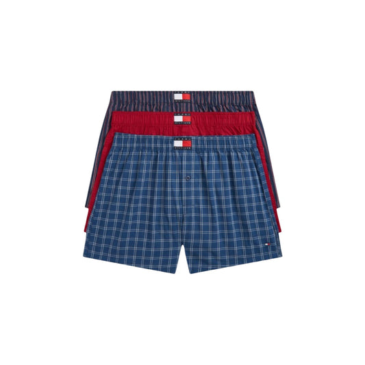Set 3 Boxer Tommy Hilfiger; Quadri, Righe e Tinta Unita. 100% Cotone Rigenerato. Tessuto non elastico (woven), bottone centrale, elastico logato. Traspiranti, sostenibili e confortevoli. Vista stesa frontale 