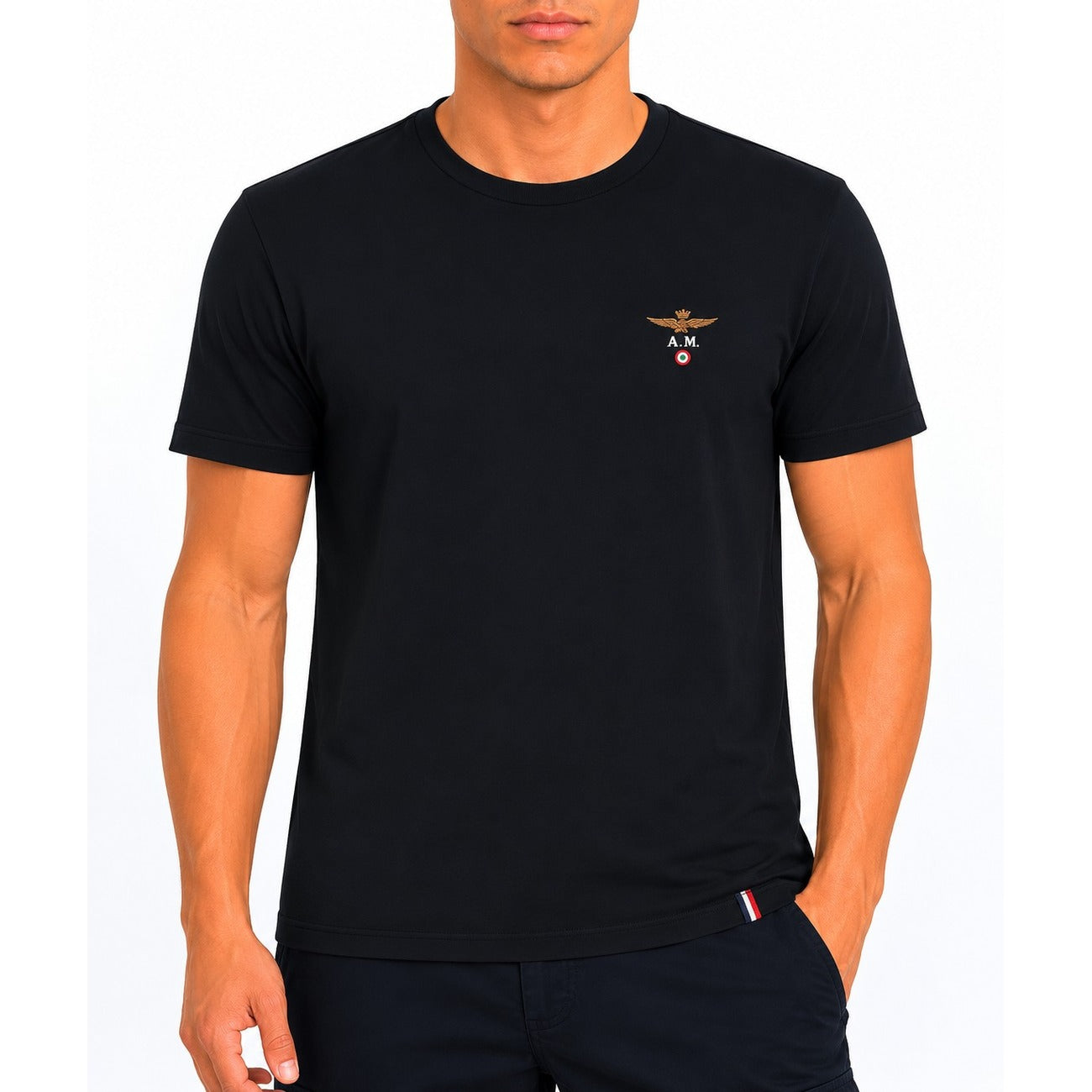 T-shirt Intima Uomo Multipack Aeronautica Militare; Tessuto 95% cotone e 5% elastan a maniche corte e girocollo. Assortimento colori basici e militari, stile casual underwear comfort. Nero vista frontale 