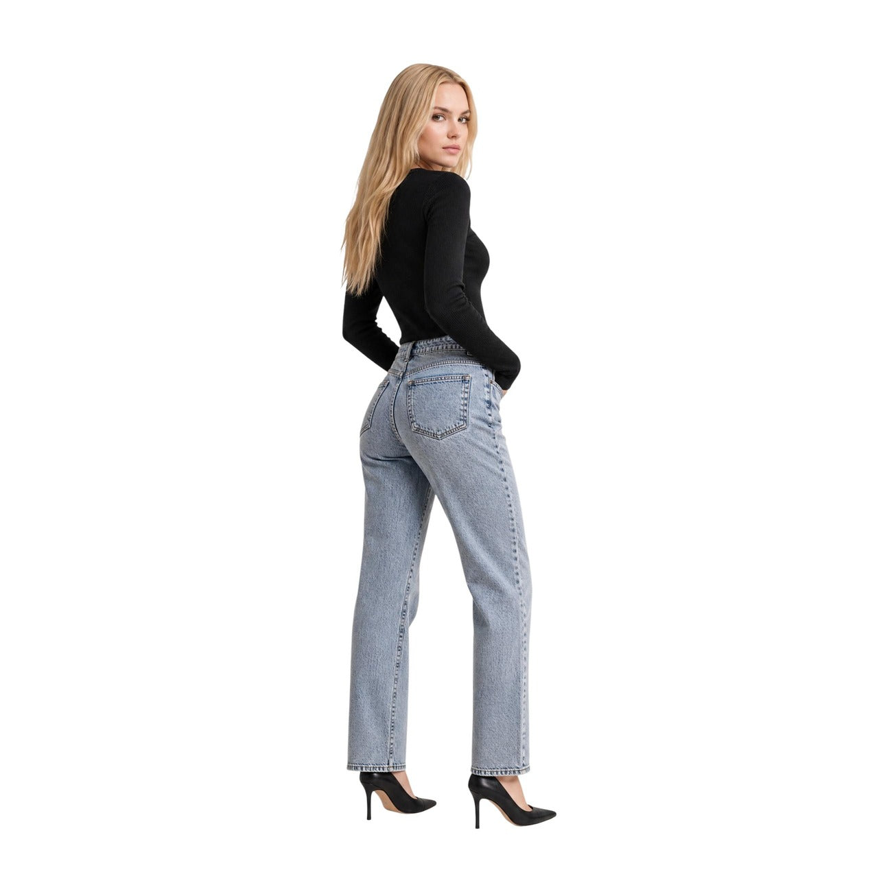 Maglia Girocollo Nera Donna Guess Ellie Sweater; Tessuto 71% viscosa e 29% poliammide a maniche lunghe con scollo tondo. Bottoni decorativi ai polsini, stile casual-chic da mezza stagione. Vista posteriore intera 