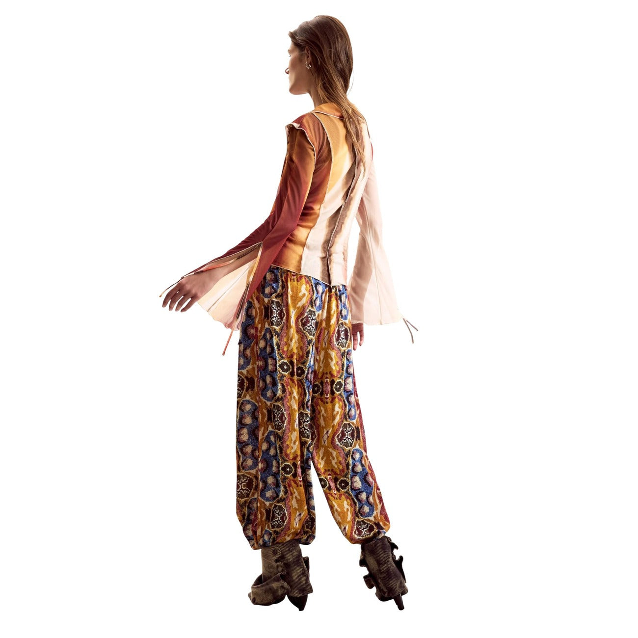 Camicetta Desigual x Christian Lacroix; stampa sfumata, tessuto semitrasparente, maniche lunghe con lacci, colletto classico. Un design unico Made in Barcelona. Vista posteriore 