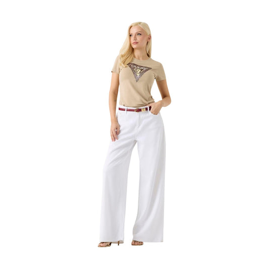 T-shirt Donna Beige Guess Snake Triangle Logo; Modello a maniche corte in misto cotone elasticizzato morbido. Scollatura tonda e stampa frontale con logo a triangolo pitonato e dettagli metallici, stile casual-luxury. Figura intera 
