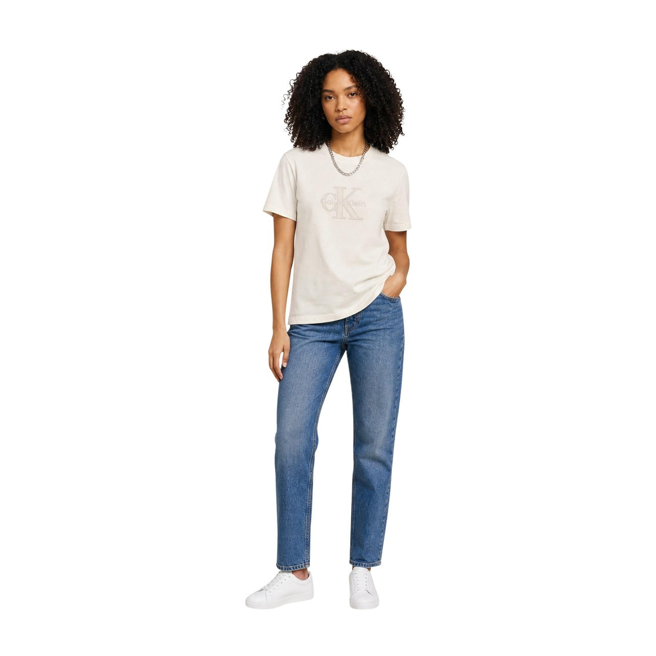 T-shirt Bianca Calvin Klein Jeans; 100% Cotone. Girocollo, maniche corte, logo ricamato. Vestibilità regular, fresca e leggera. L'essenziale iconico per il tuo outfit quotidiano. Figura intera frontale 