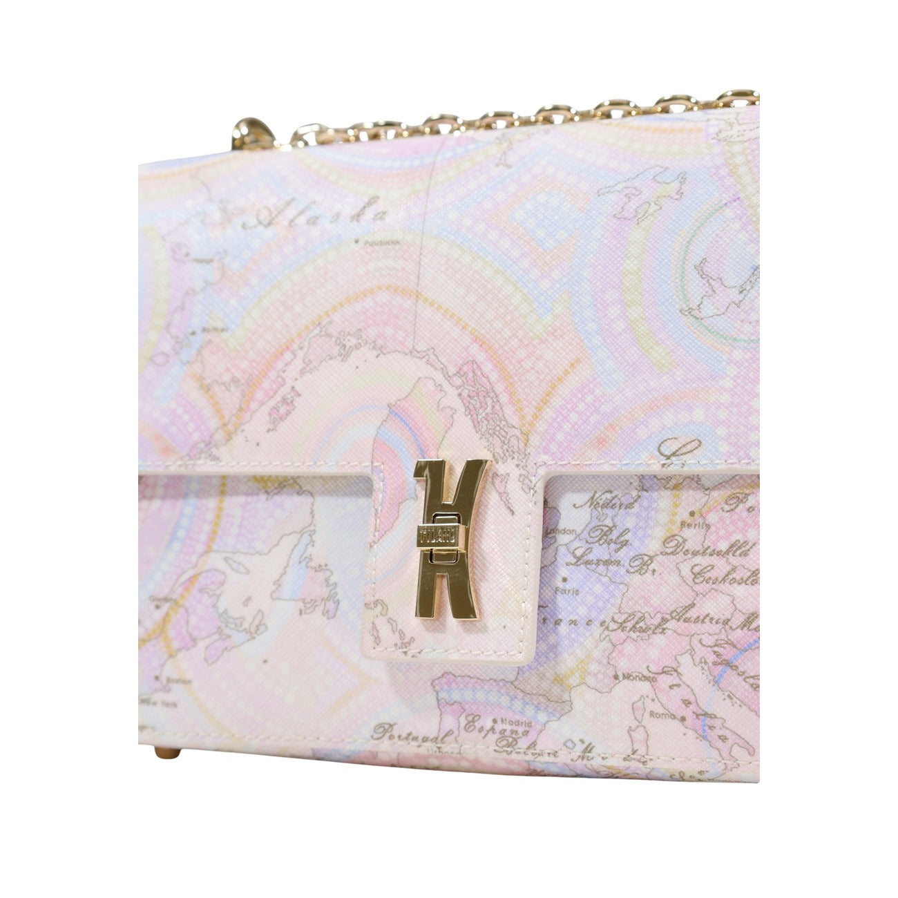 Borsa media Alviero Martini LF02 con stampa Geo, tracolla a catena dorata e chiusura a patta; accessorio sofisticato e resistente in PVC e cotone. Vista dettaglio logo 