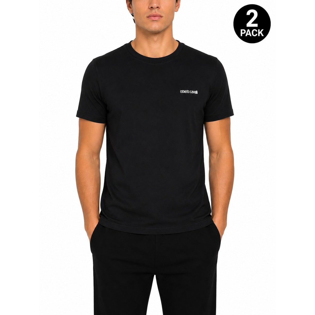 Pack T-shirt Intime Nere Uomo Roberto Cavalli; Tessuto 95% cotone e 5% elastan. Taglio stretch anatomico, scollo girocollo e maniche corte. Logo sul petto e monogramma RC sulla manica, stile luxury continuativo. Vista frontale 