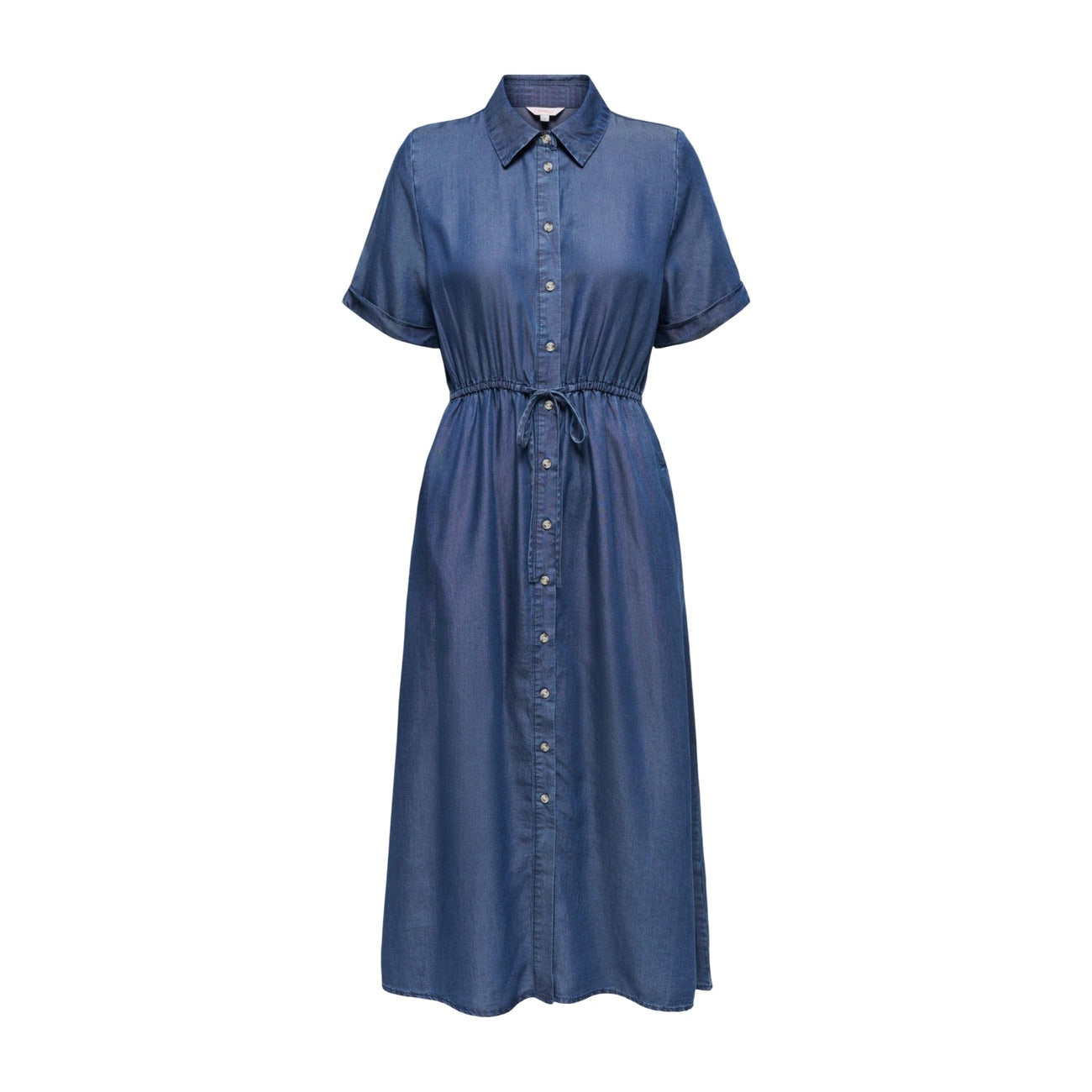 Abito chemisier Only Onlcharis; 100% Lyocell blu. Coulisse in vita, maniche corte, tasche laterali. Vestito midi estivo traspirante, fresco e dalla vestibilità personalizzabile.