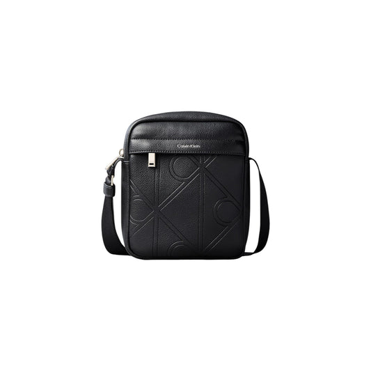 Borsa Tracolla Uomo Calvin Klein Reporter; Nero. 100% Poliuretano effetto pelle martellata con loghi incisi, chiusura zippata, tracolla regolabile. Dimensioni compatte (16x20 cm), stile minimal e moderno 4 stagioni. Vista frontale 