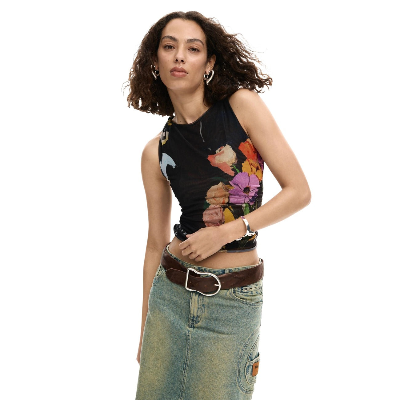 Canotta senza maniche in tessuto di tulle con fodera interna e con stampa in stile collage di fiori e motivi Desigual. Scollo a barca. Collezione 2026 indossata da modella vista frontale 