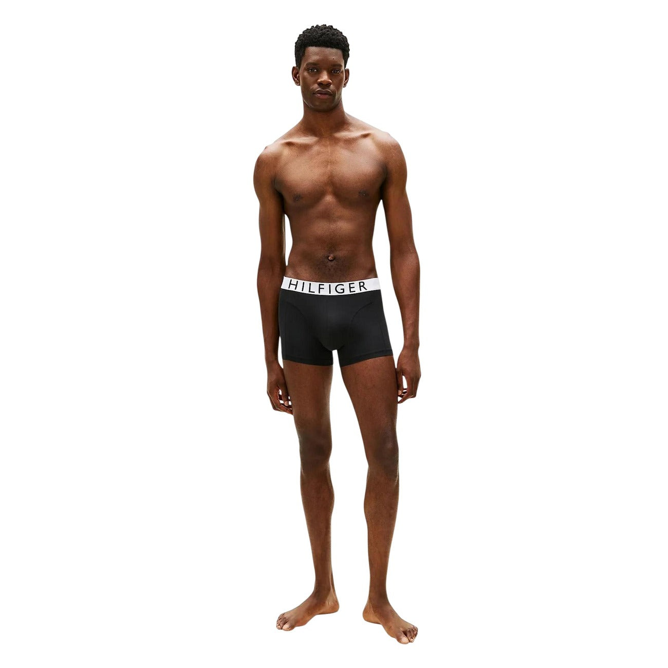 Pack 3 Boxer Trunk Tommy Hilfiger; Nero. Tecnologia Cooling Tech, 88% Nylon Riciclato, 12% Elastam. Ultra-elastici, traspiranti e sostenibili. Iconica fascia logata, ideale per sport e quotidiano. Figura intera 