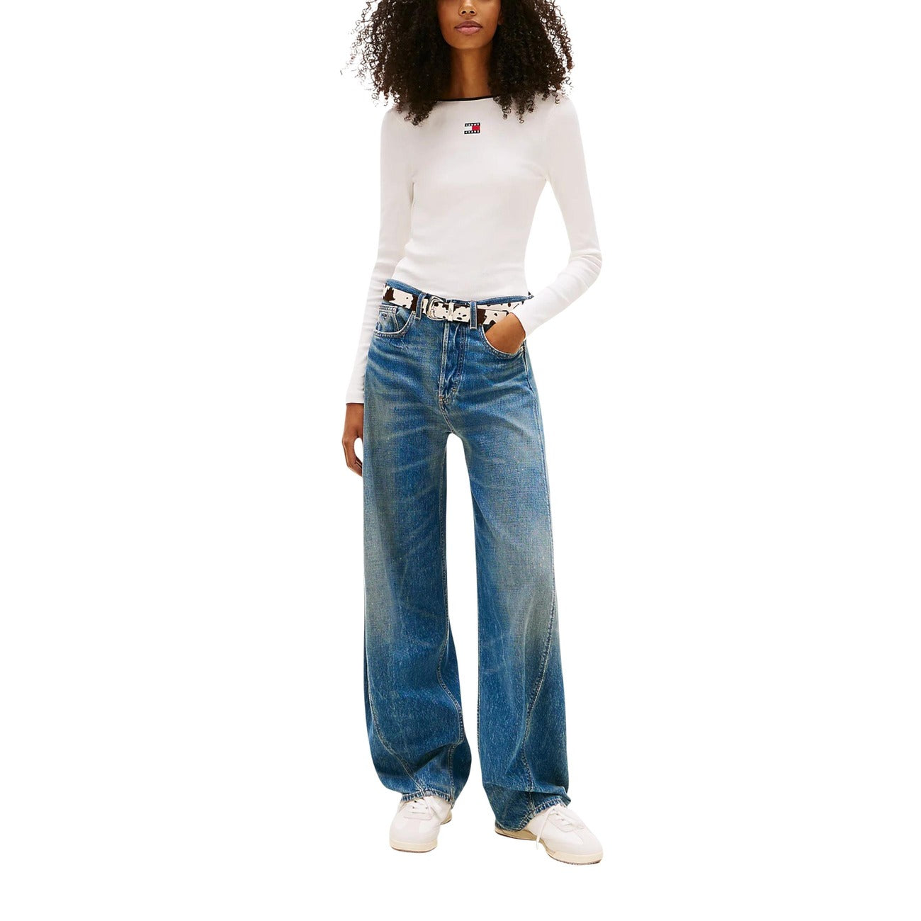 T-shirt manica lunga scollata sul retro Tommy Jeans; cotone stretch a coste, slim fit, distintivo logato. Finitura a contrasto, stile contemporaneo e femminile. Colore bianco. Figura intera 