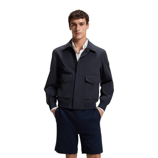 Giubbotto Boss Ocruise uomo blu 50562351 mezza stagione. Giacca corta leggera e resistente in poliammide con colletto, cerniera zip nascosta, tasche frontali e patch logo Boss, abbigliamento casual uomo.