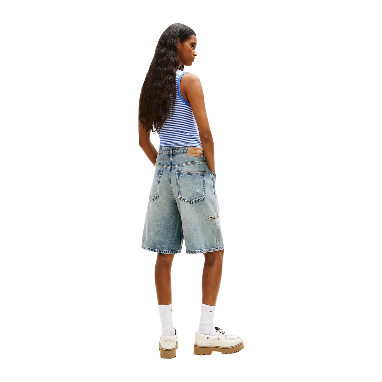 Shorts Tommy Hilfiger Jeans Donna; Denim Blu Distressed. 71% Cotone, 29% Lyocell. Fit largo, strappi decorativi, logo ricamato. Tessuto leggero e traspirante per la stagione Primavera/Estate. Vista posteriore 