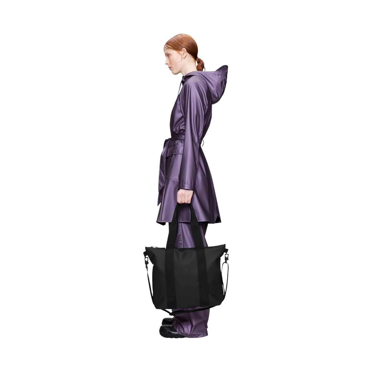 Borsa Rains Tote Bag Mini nera lucida impermeabile 14160. Borsa da donna per shopping, lavoro e pendolari in tessuto PU idrorepellente nero lucido con cerniera, manici lunghi a spalla e tracolla rimovibile, capacità 18,5 litri.