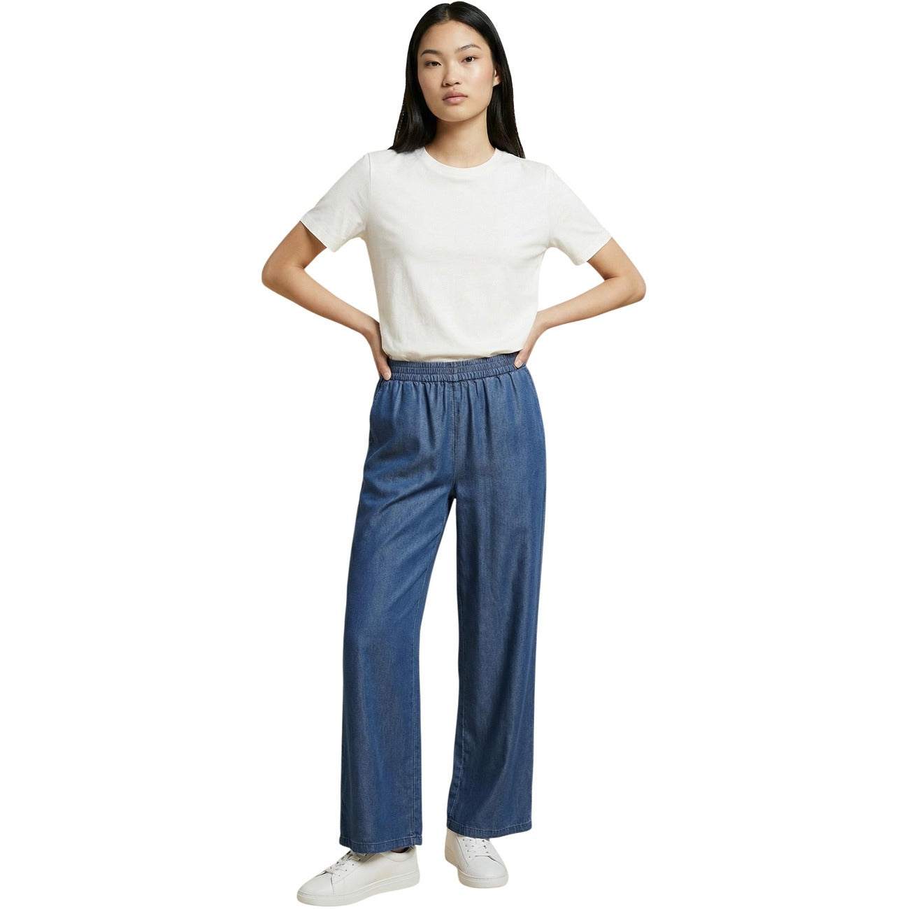 Culotte Only Onlcharis Life; 100% Lyocell. Gamba larga, vita elastica, tessuto fluido effetto seta. Pantaloni estivi ecosostenibili, freschi e traspiranti.