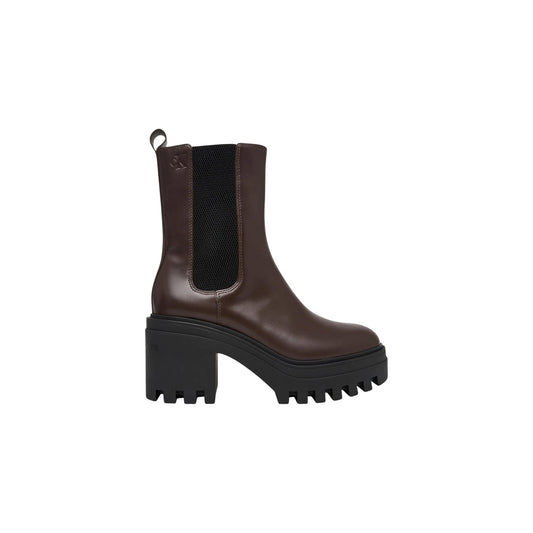 Stivaletto Chunky Chelsea da donna Calvin Klein in pelle marrone tinta unita, con tacco largo di 7 cm, elastico laterale e logo inciso sul gambale.