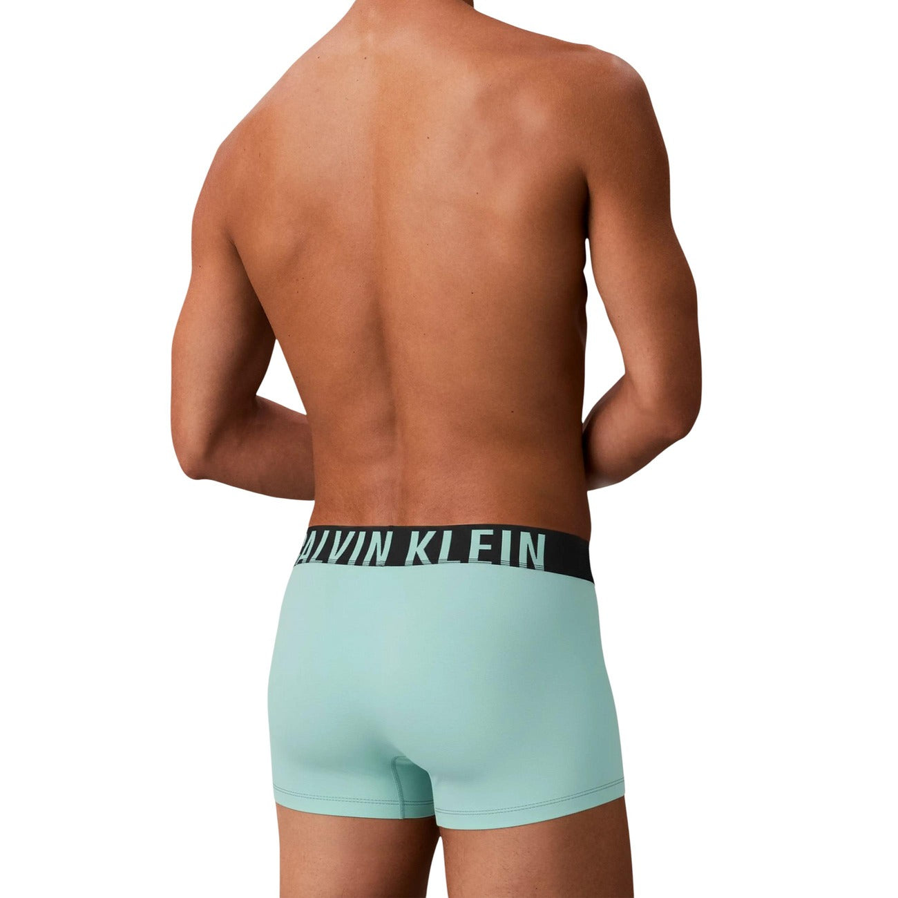 Pack 3 Boxer Brief CK Intense Power; Cotone Stretch. Gamba lunga, vita media, fascia elastica audace con logo iconico. Tessuto traspirante, massima aderenza e stile contemporaneo. Vista posteriore 