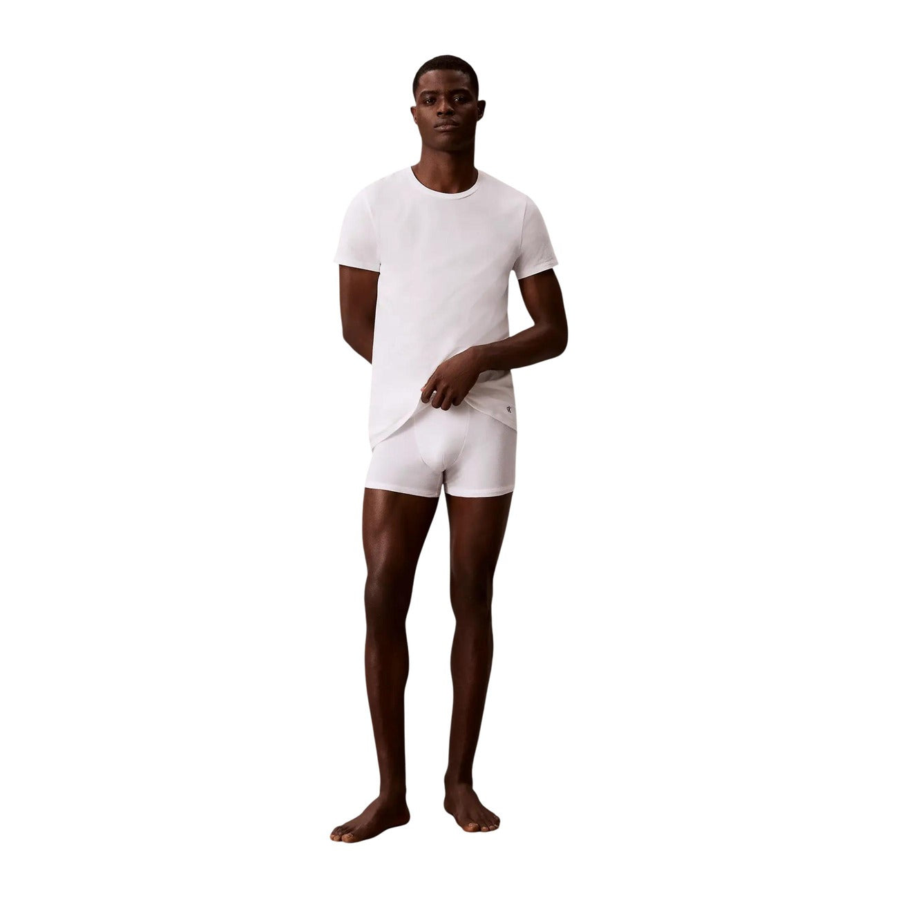 Pack 3 T-shirt Calvin Klein Underwear; 100% Cotone. Girocollo, maniche corte, logo ricamato sull'orlo. Vestibilità classica, traspirante e senza etichetta. Figura intera 