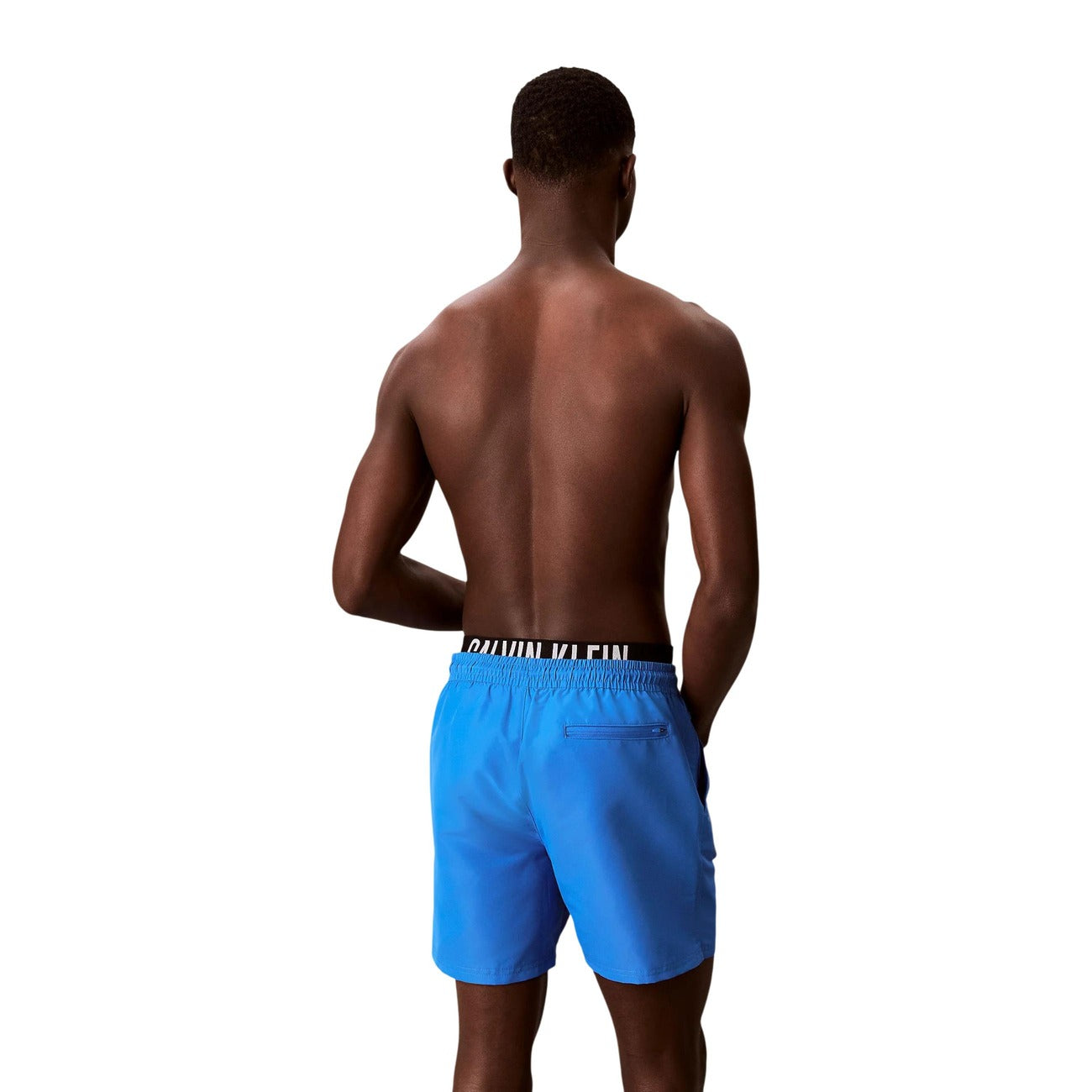 Costume Boxer Uomo Intense Power; Vita Doppia. Tessuto tecnico quick-dry, logo Calvin Klein in grassetto sulla fascia elastica. Taglio corto, vestibilità atletica e moderna. Vista posteriore 