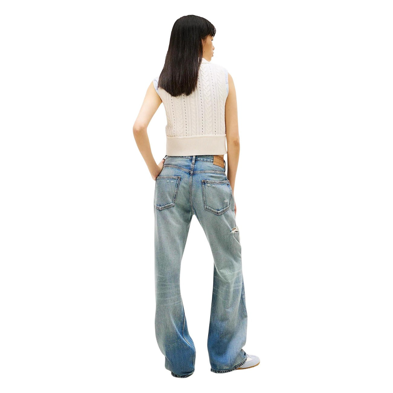 Jeans Tommy Hilfiger Mia; Ultra Relaxed Fit, Azzurro. 71% Cotone Organico, 29% Lyocell. Taglio dritto, vita media, dettagli distressed. Stile grunge-vintage per la stagione Primavera/Estate. Vista posteriore 